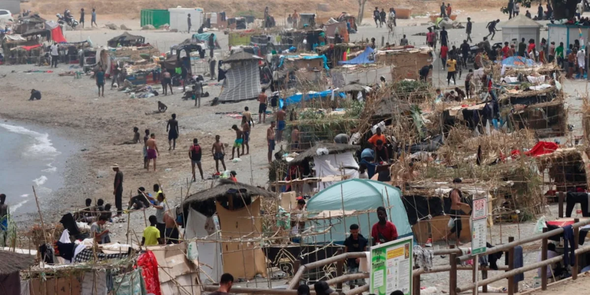 Cientos de migrantes arman chozas en la playa del Trampolín de Ceuta por falta de espacio