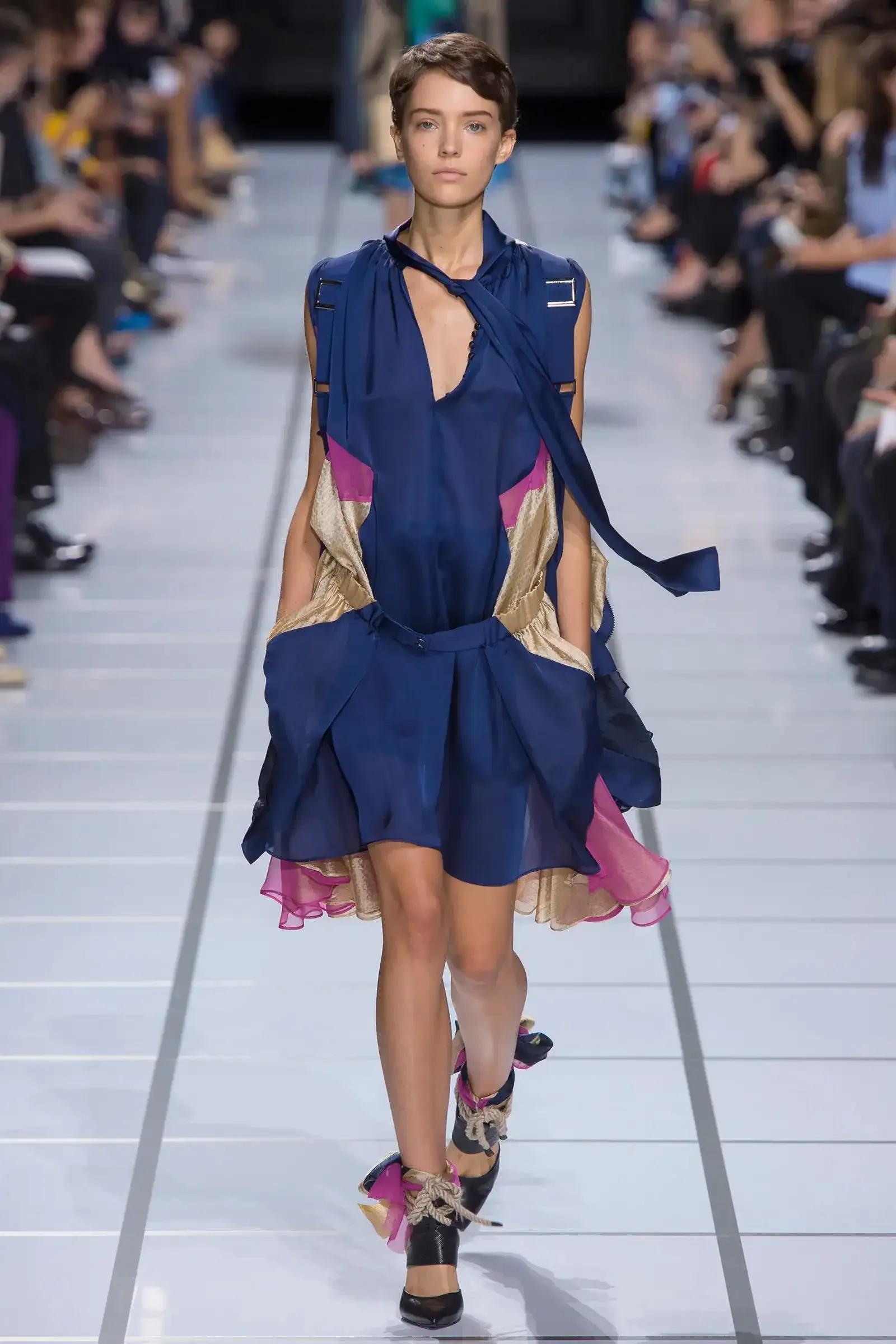 El auge de la moda reciclada y su impacto en la reducción del desperdicio textil y la sostenibilidad.