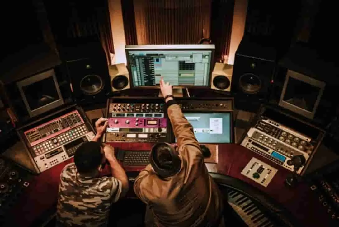 El impacto de la tecnología en la industria de la música y la transformación del consumo musical.