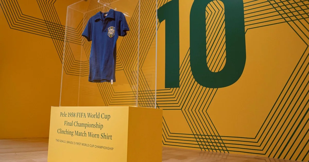 Camiseta amarilla de Brasil usada por Pelé en la final del Mundial de 1958