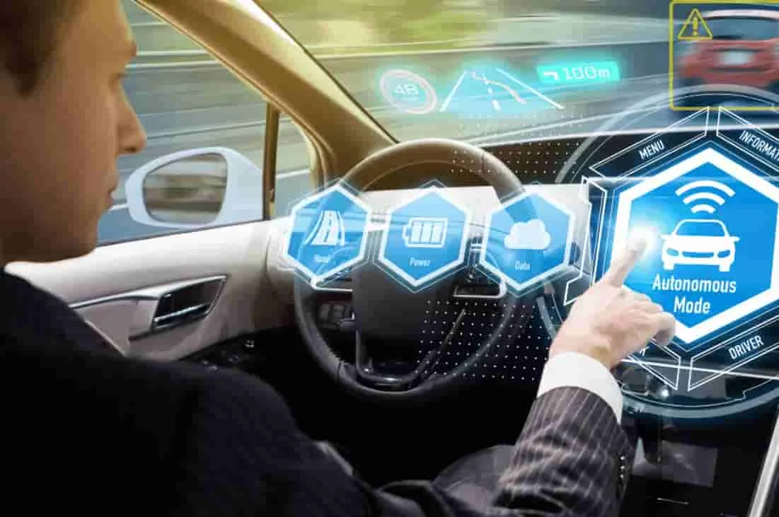 La influencia de la inteligencia artificial en el desarrollo de vehículos autónomos y la movilidad del futuro.